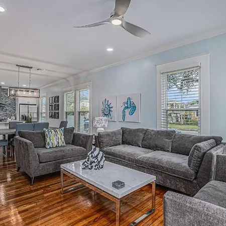 Luxury Family Combo Retreat Sleeps 12 - Two New Modern Villas Exclusively Furnished - Shared Bbq Backyard